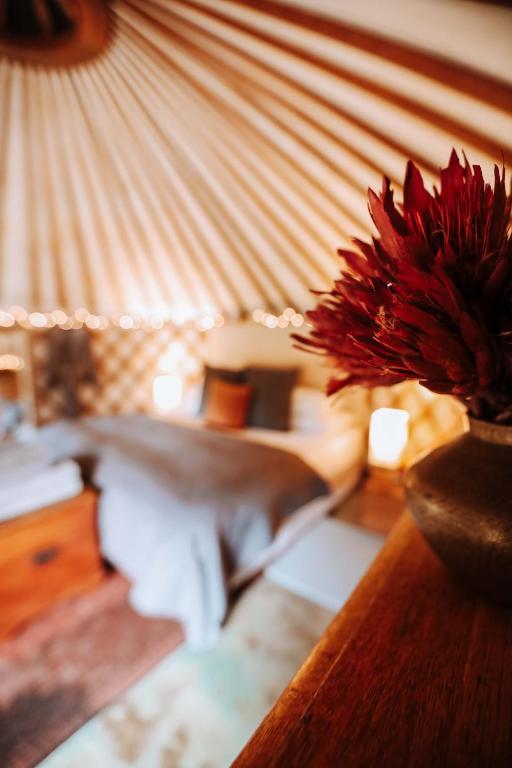 Postel nebo postele na pokoji v ubytování Southern Yurts