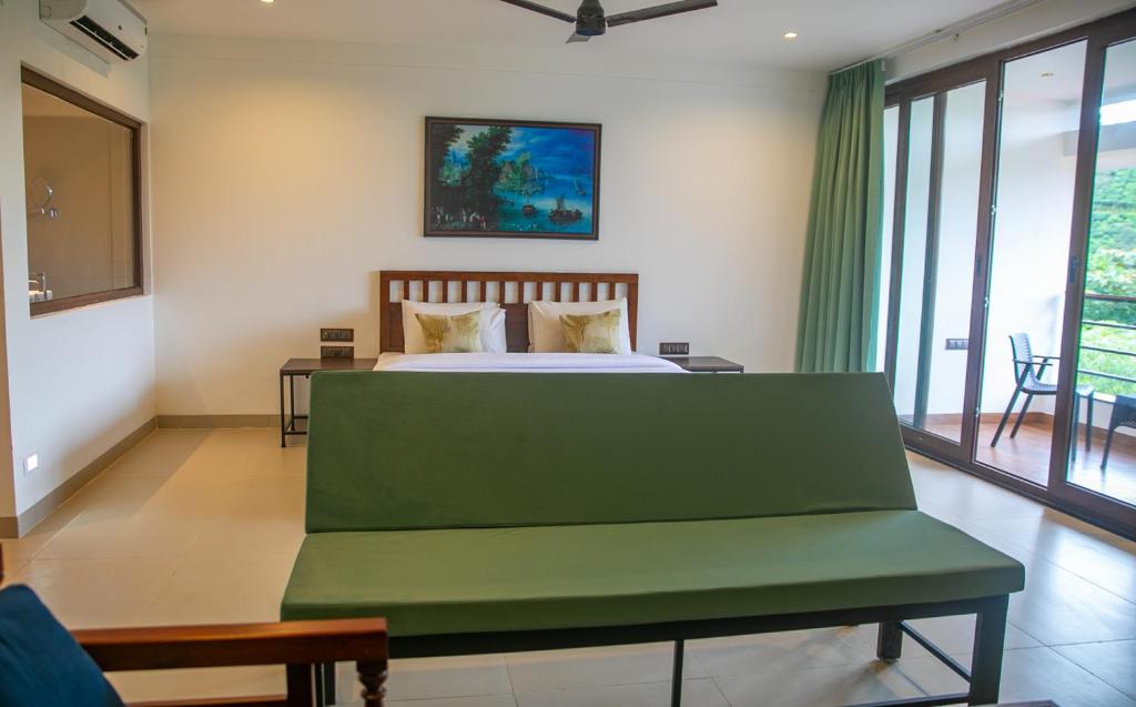 Postel nebo postele na pokoji v ubytování Pranavam Resort & Spa