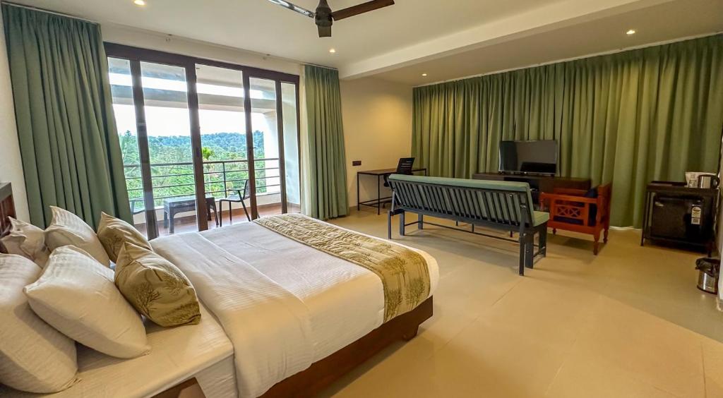 Postel nebo postele na pokoji v ubytování Pranavam Resort & Spa