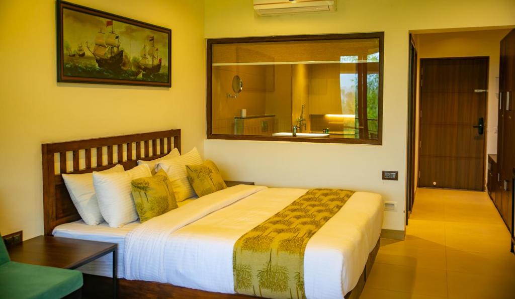 Postel nebo postele na pokoji v ubytování Pranavam Resort & Spa