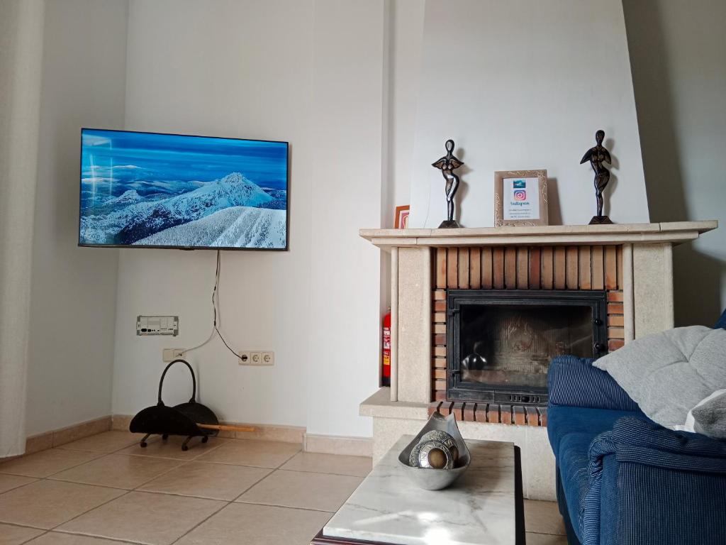 A television and/or entertainment centre at Villa Rosa Amparo