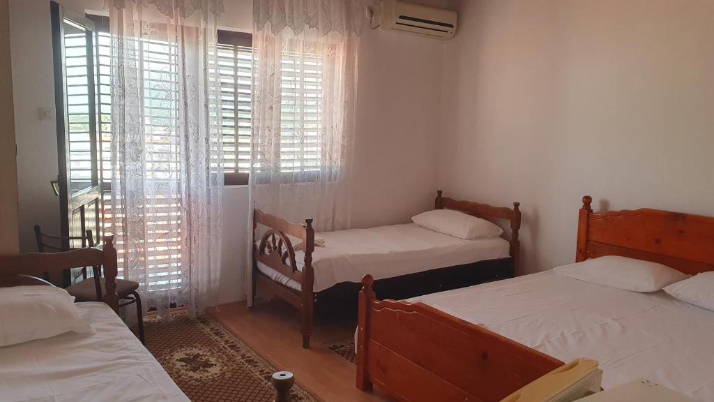 Postel nebo postele na pokoji v ubytování Guesthouse Sinani