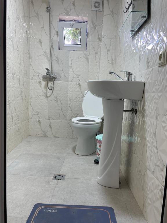 Koupelna v ubytování Tsvirmi Zviadi's guesthouse
