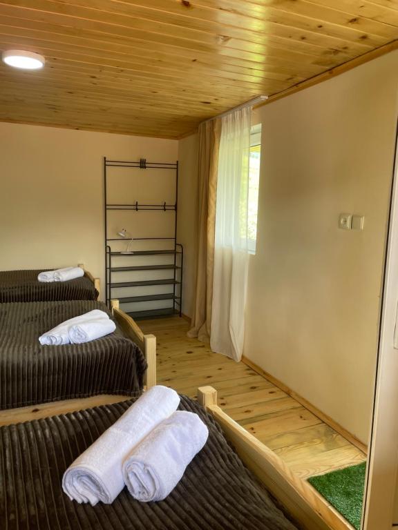 Postel nebo postele na pokoji v ubytování Tsvirmi Zviadi's guesthouse