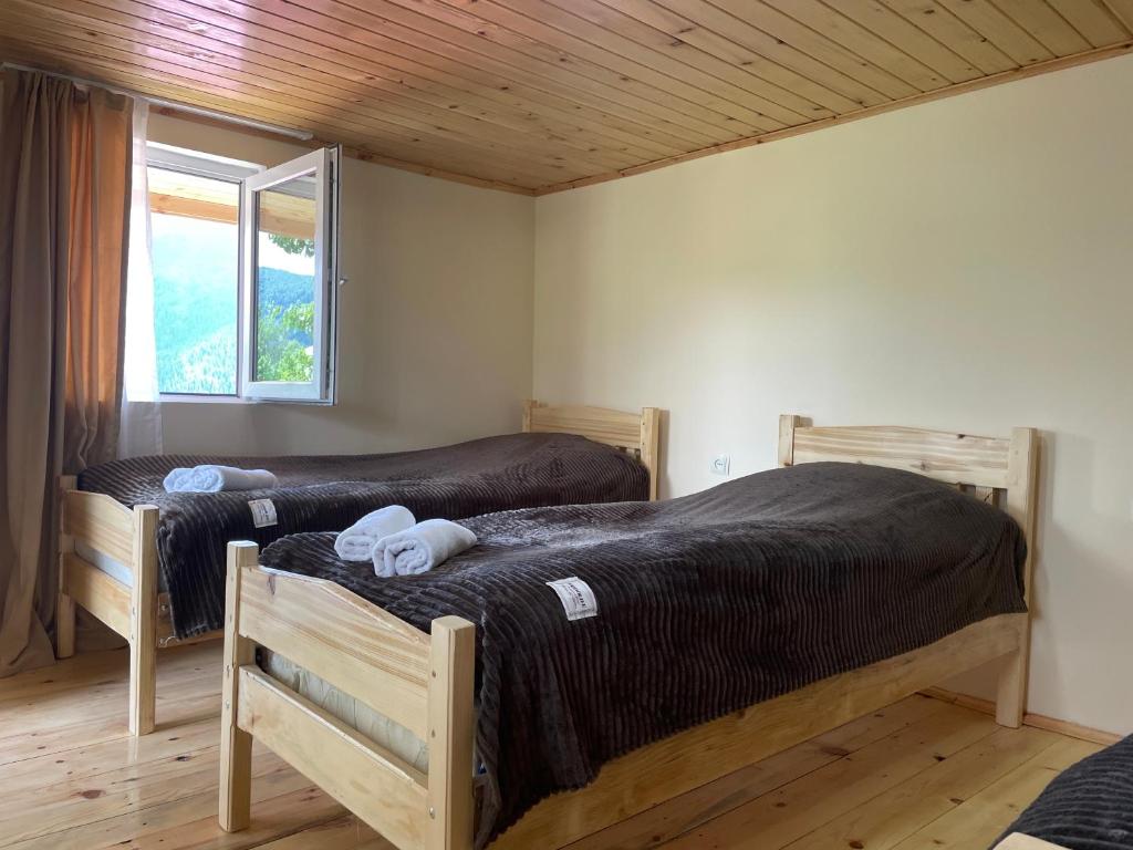 Postel nebo postele na pokoji v ubytování Tsvirmi Zviadi's guesthouse