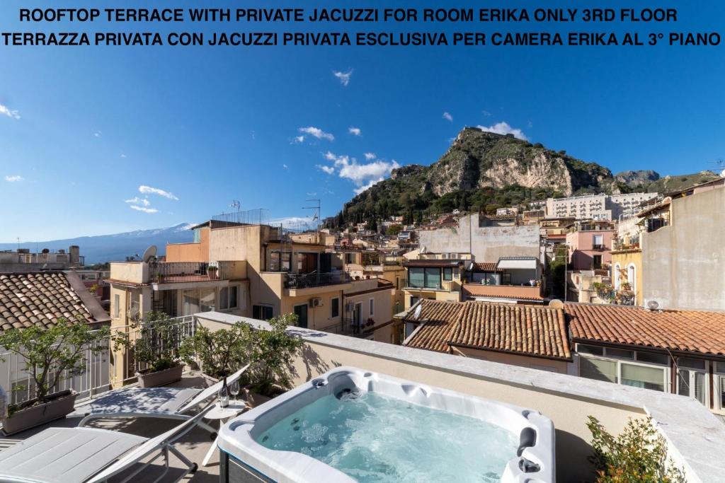 una vasca idromassaggio sul tetto di un edificio di TaoEtna Guest House, Taormina a Taormina