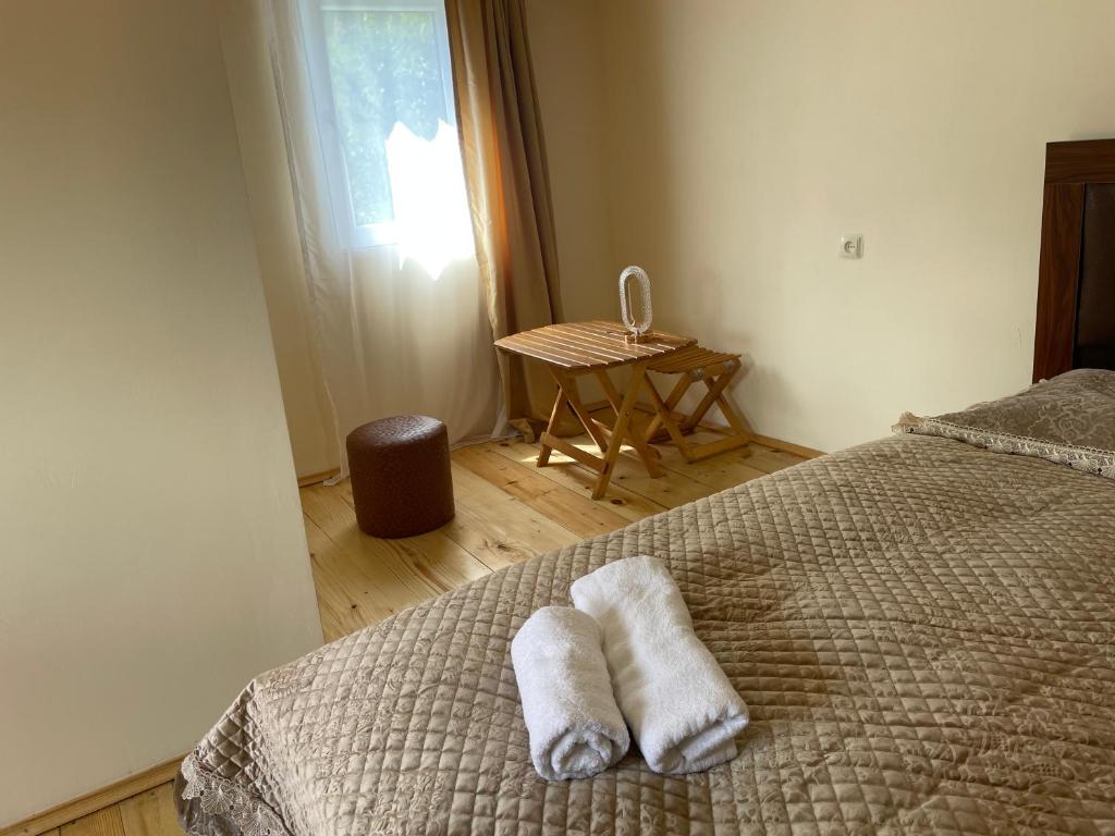 Postel nebo postele na pokoji v ubytování Tsvirmi Zviadi's guesthouse