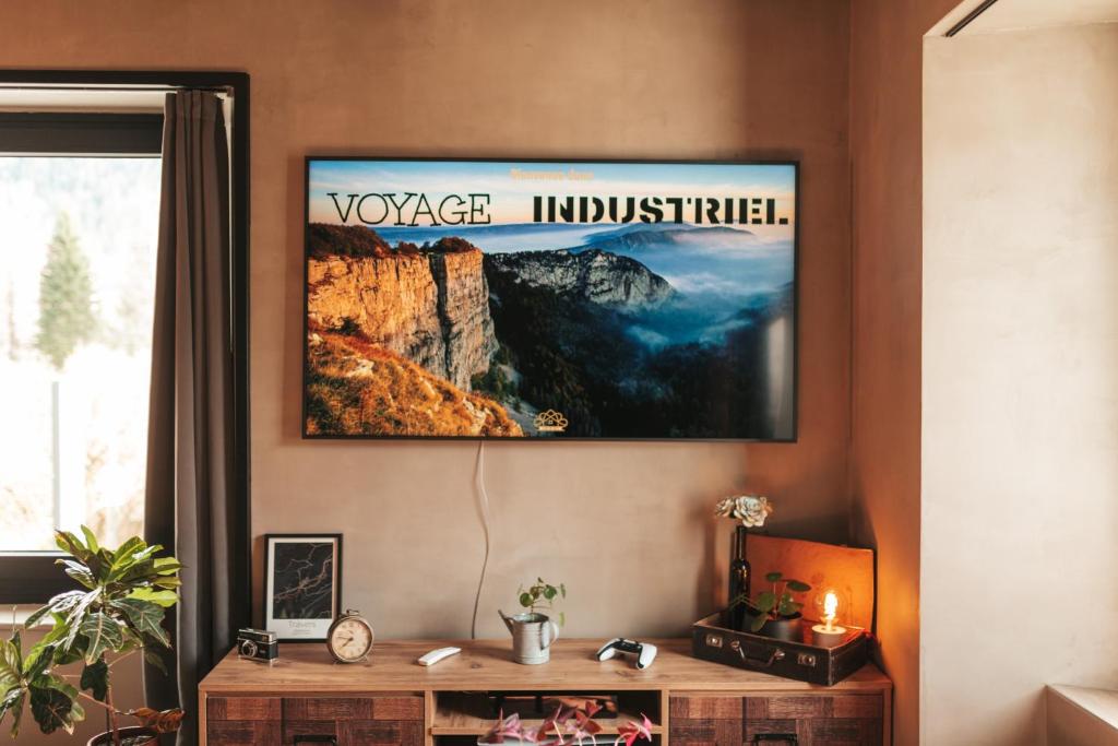 TV a/nebo společenská místnost v ubytování Appartement thématique: Voyage Industriel