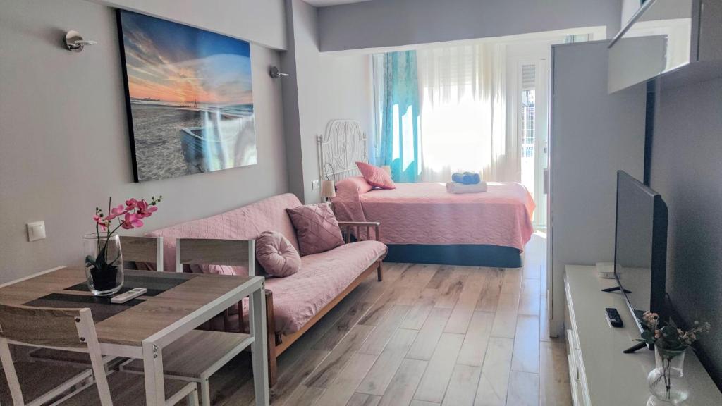 Televízia a/alebo spoločenská miestnosť v ubytovaní Beach Studio Torremolinos
