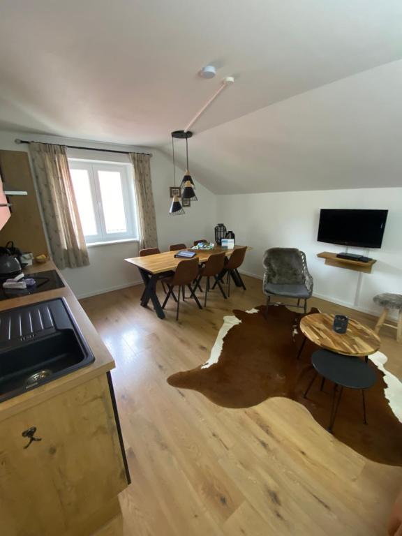 TV a/nebo společenská místnost v ubytování Haus Alpentraum