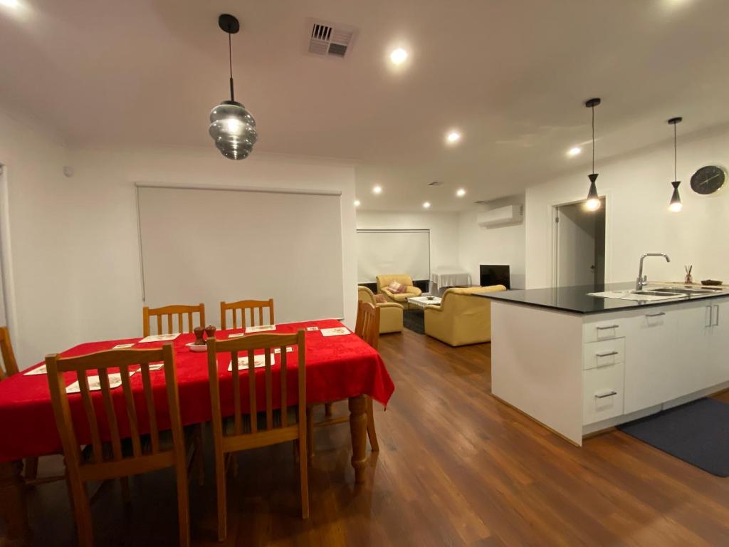 Whole House with 4QB - 44 Aspect - 30 minutes from Melbourne International Airport - 2 Minutes to Westfield Shopping Center - Casa De Cuatro Dormitorios