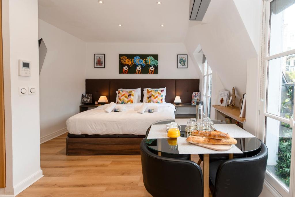 - une chambre avec un lit et une table avec de la nourriture dans l'établissement Pompidou 3, Rue Simon le Franc - 4 places, à Paris
