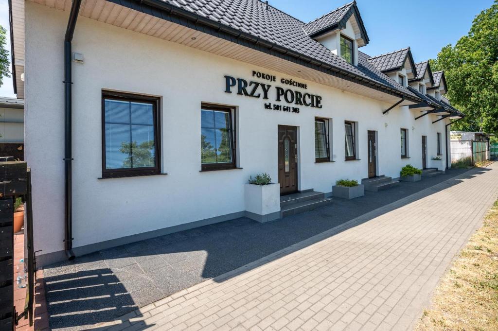a white building with a sign that reads pray house at Pokoje blisko morza Przy Porcie in Darłowo