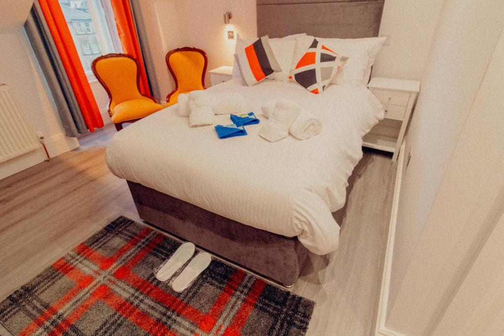 Postel nebo postele na pokoji v ubytování Mayfield Suites