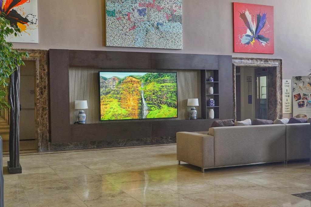 TV a/nebo společenská místnost v ubytování Delta Hotels By Marriott Bodrum