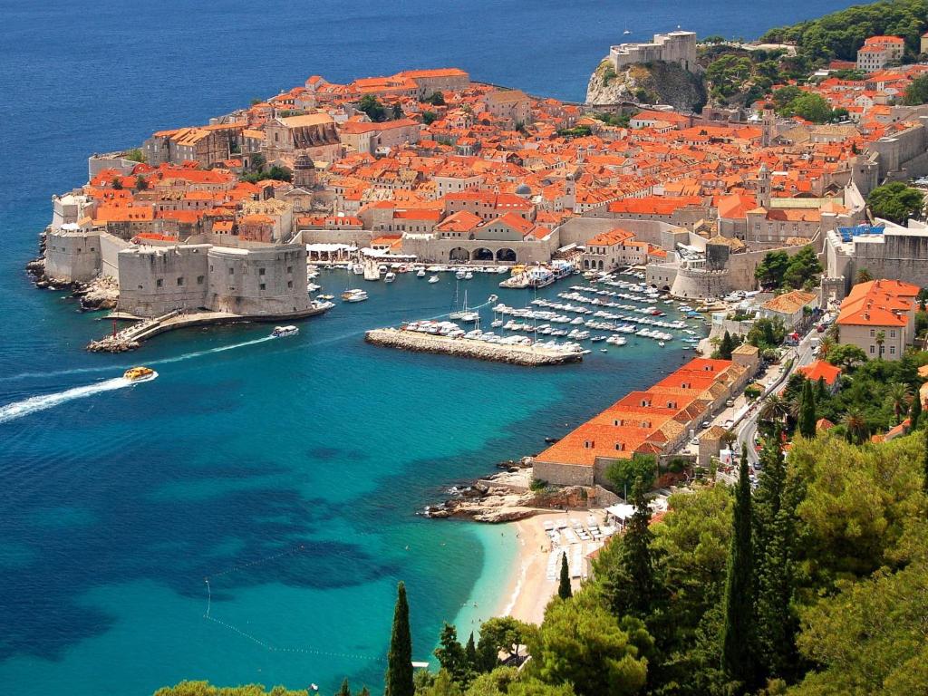 vistas a un puerto con barcos en el agua en Rooms Jelena en Dubrovnik