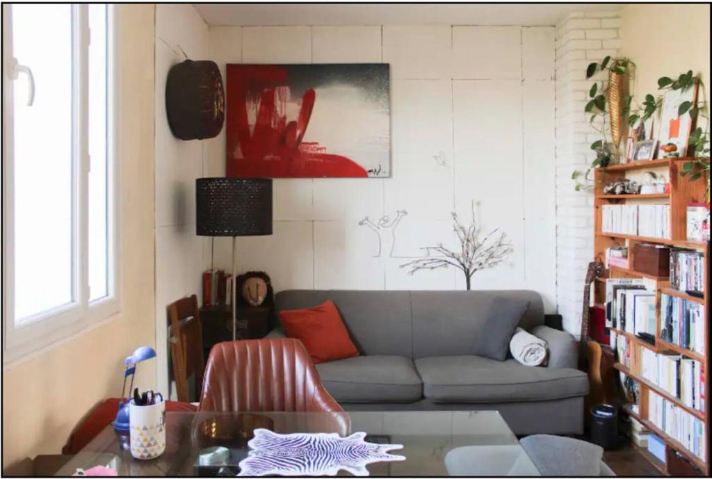 un salon avec un canapé et une table dans l'établissement Appartement deux pièces lumineux et sans vis à vis, à Paris