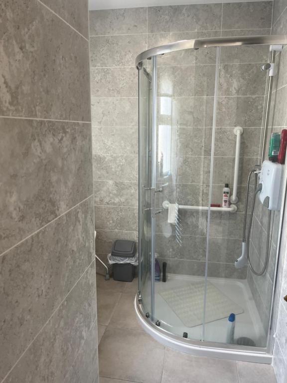 una doccia con una porta in vetro in un bagno di 15 Cluain Caoin Nenagh a Nenagh