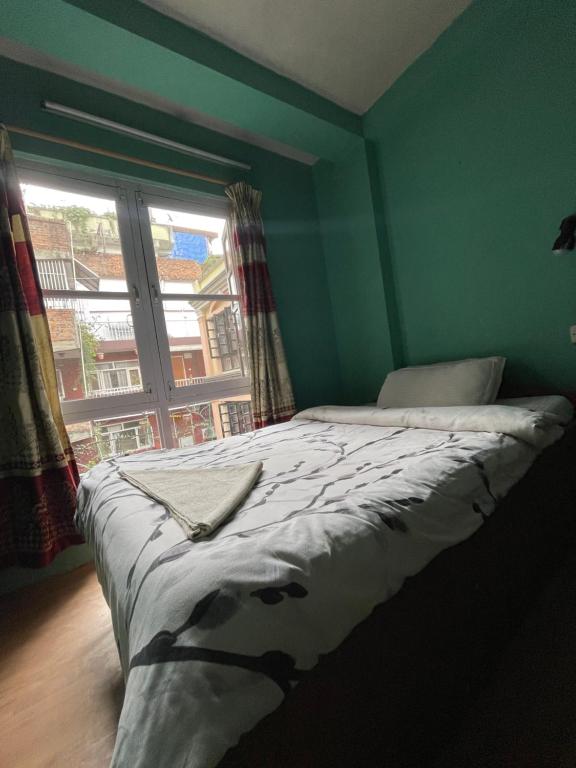 Postel nebo postele na pokoji v ubytování Hotel New Pokhara Peace