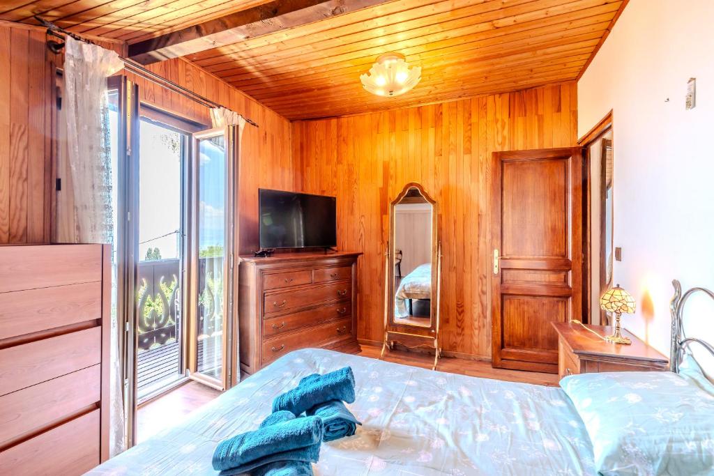 Postel nebo postele na pokoji v ubytování Agréable Chalet, vue panoramique sur la Lac Léman