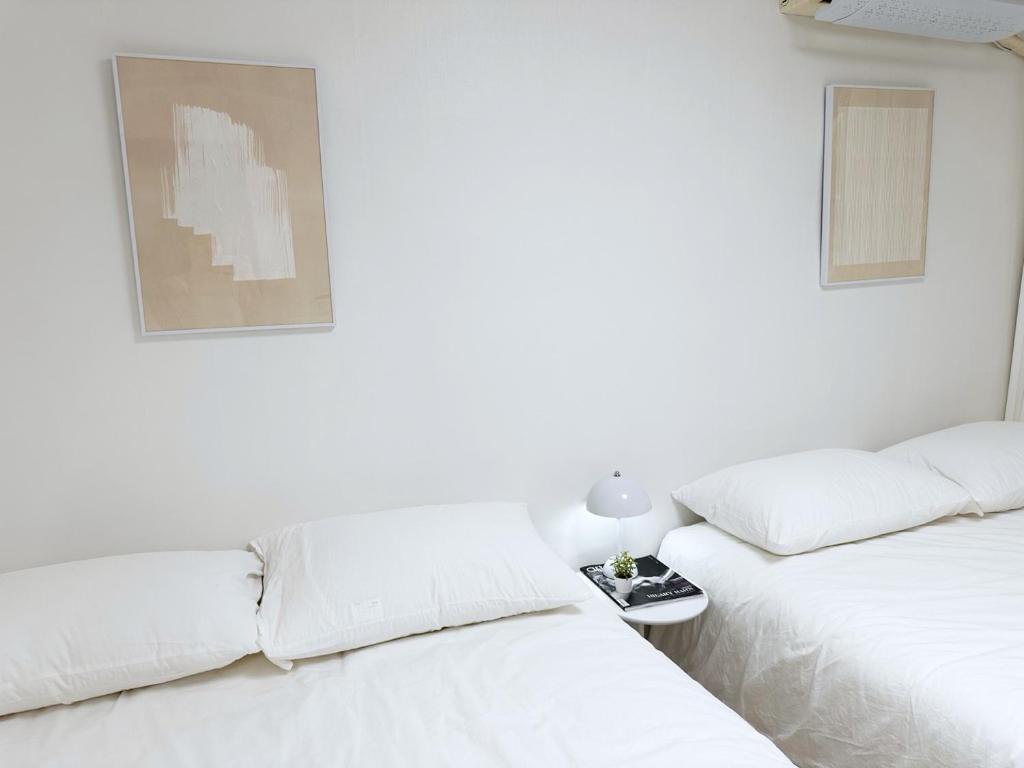 ソウルにあるAnnA Stayの部屋に並んで置かれた2つのベッド