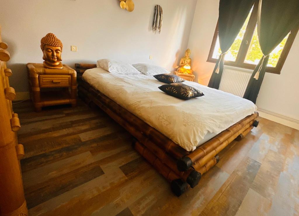 une chambre avec un lit avec deux oreillers dessus dans l'établissement Oasis & Zen - Chambre double 30 min des plages et de Bordeaux, à Saint-Médard-en-Jalles