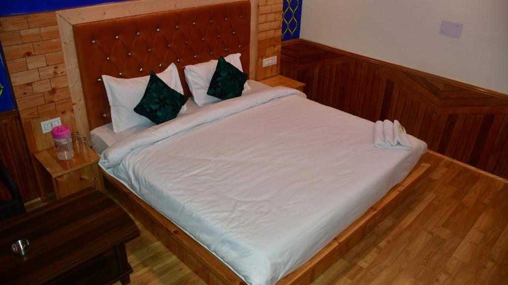 เตียงในห้องที่ Amaya Retreat Cottage