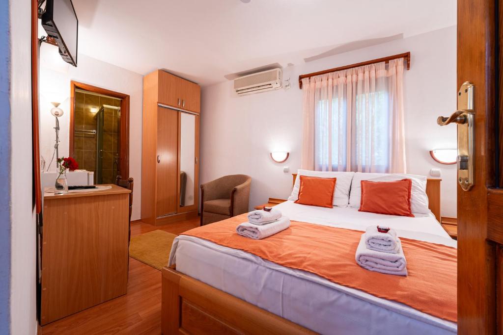 Postel nebo postele na pokoji v ubytování Hotel Bokeljski Dvori
