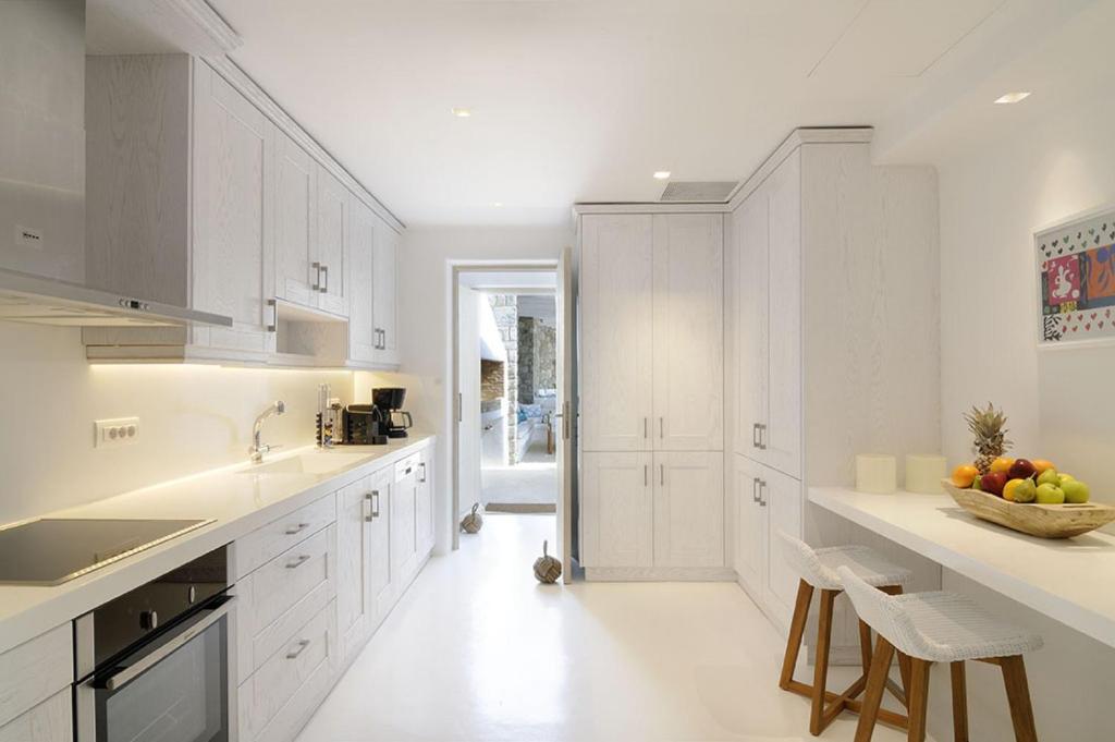 A kitchen or kitchenette at Bluebird Villas Villa Seabird