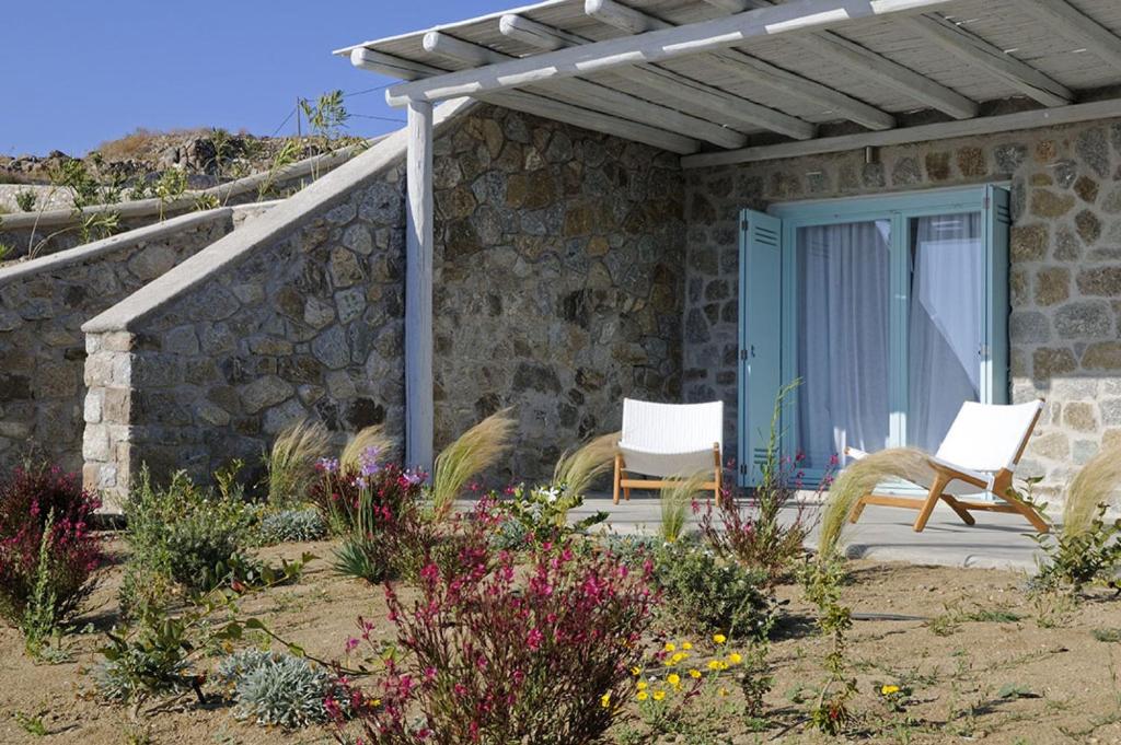 A garden outside Bluebird Villas Villa Seabird