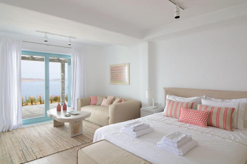 A bed or beds in a room at Bluebird Villas Villa Seabird