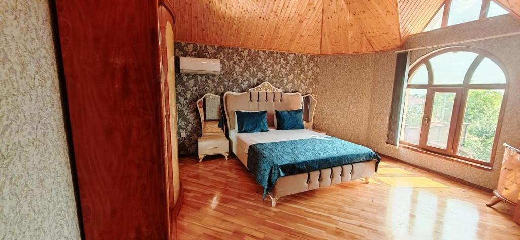 Postel nebo postele na pokoji v ubytování Heavenly place Gabala