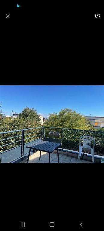 d'une table de pique-nique et d'un banc sur un balcon. dans l'établissement Aquila, à Mâcon