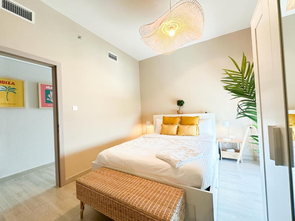 Postel nebo postele na pokoji v ubytování 3BR Modern Getaway in Yas Island with Gym&Pool 609WE