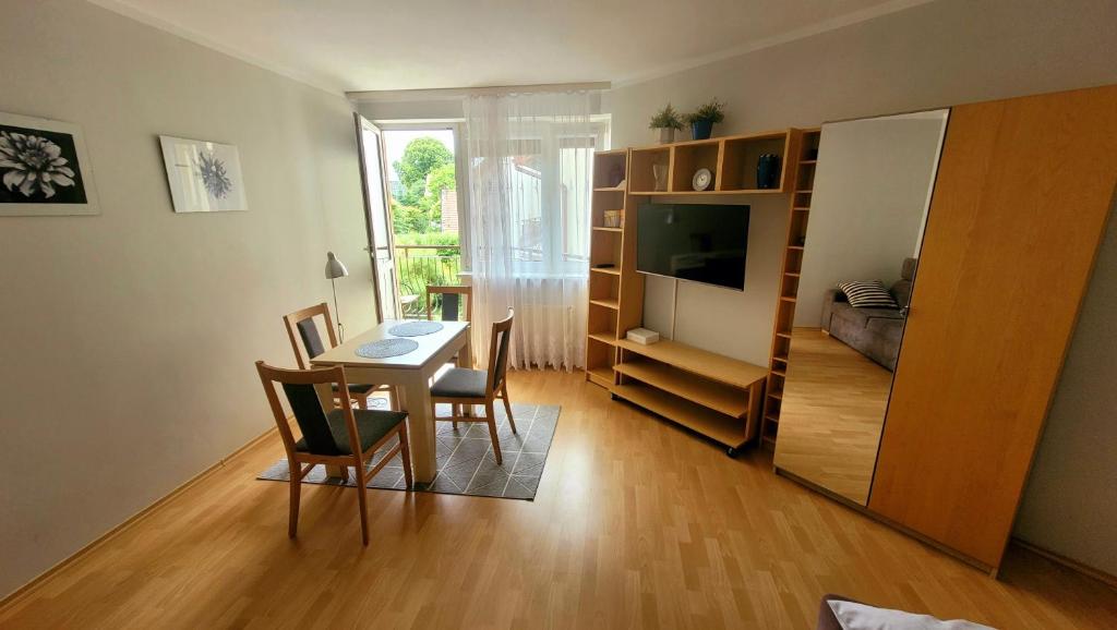 salon ze stołem jadalnym i lustrem w obiekcie Mieszkanie w Centrum Ustki w Ustce