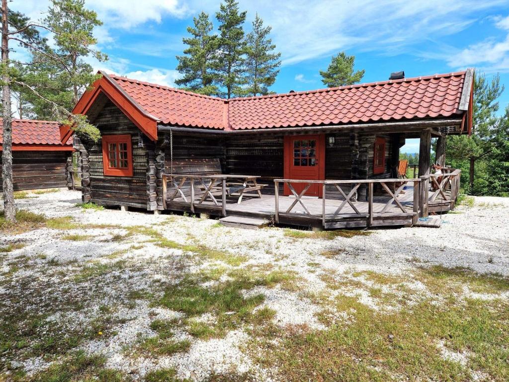 una baita di tronchi con tetto rosso di 7 person holiday home in SÄFFLE a Säffle