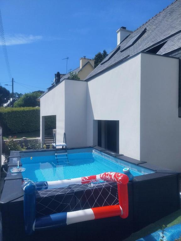 - une grande piscine gonflable dans l'établissement La 