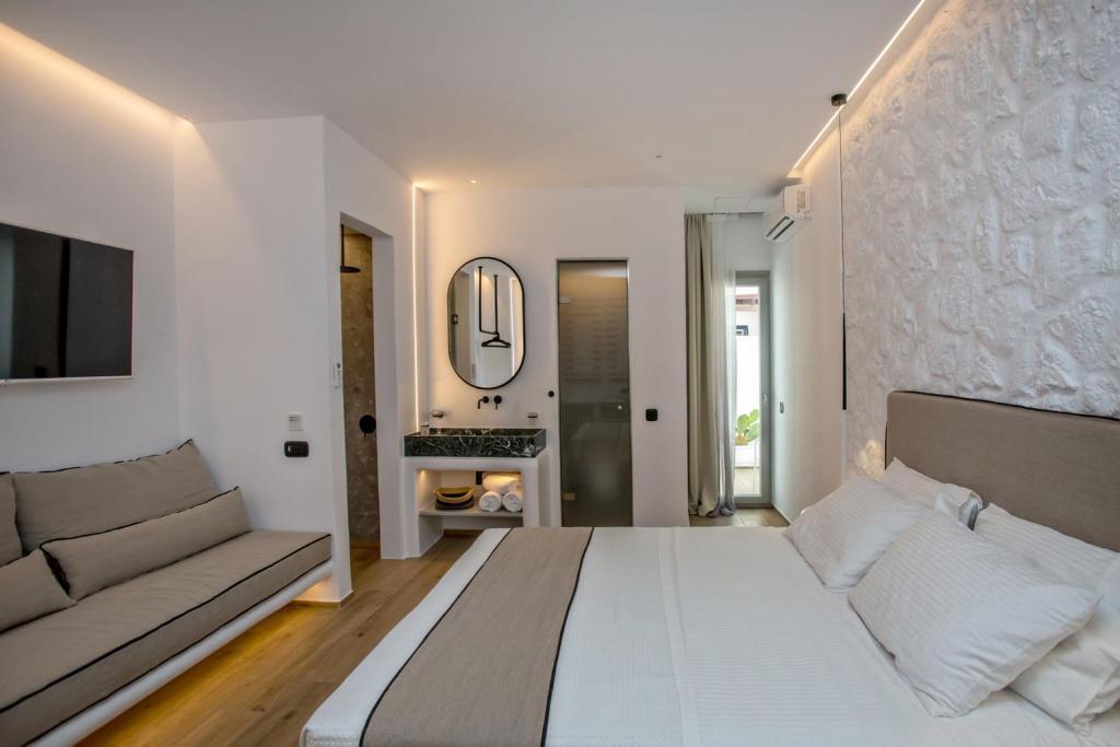 salon z kanapą i telewizorem w obiekcie Levantes Luxury Suites II w mieście Tinos