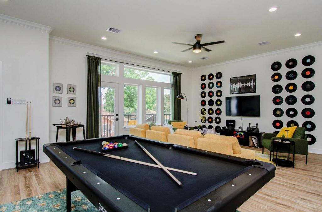 un salon avec une table de billard dans l'établissement 3bd-Rooftop Movie Theater-BBQ-Retro Music Theme-Downtown 8mins, à Houston