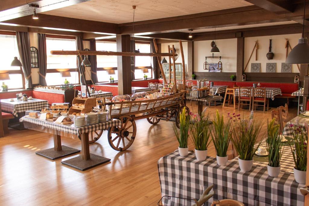 Reštaurácia alebo iné gastronomické zariadenie v ubytovaní Pension Kärnten
