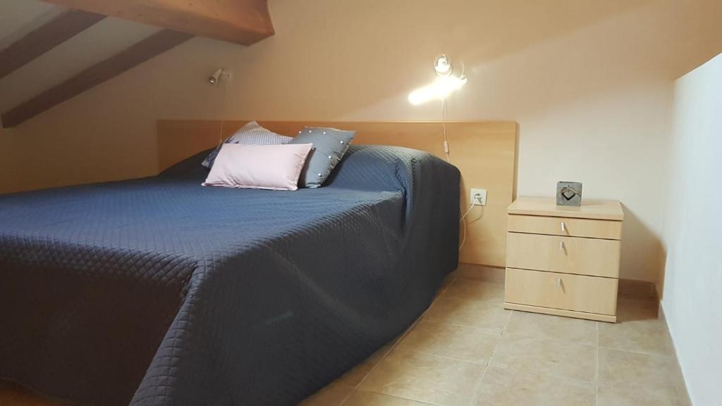 une chambre avec un lit et une table de chevet dans l'établissement Résidence les jardins de la mer 20230 marine de bravonne, à Linguizzetta