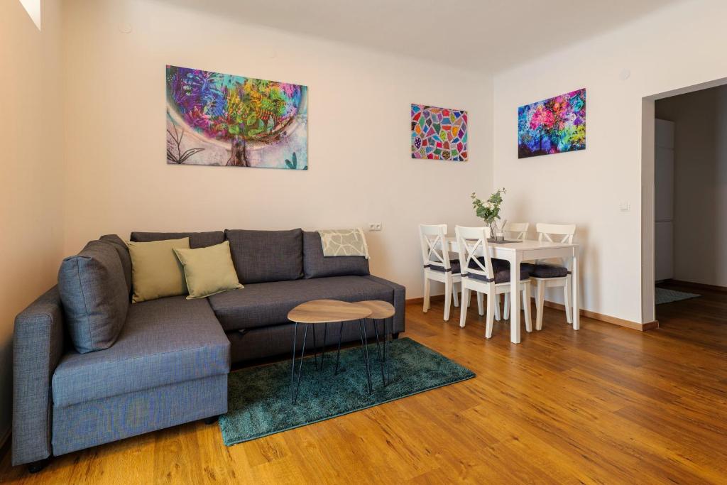 a living room with a couch and a table at Flataid Cityapartment Stadlgasse - Grießplatz in Graz