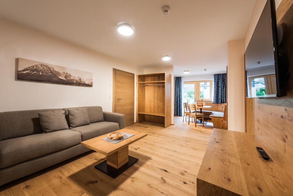 TV a/nebo společenská místnost v ubytování Appartements Hubenhof