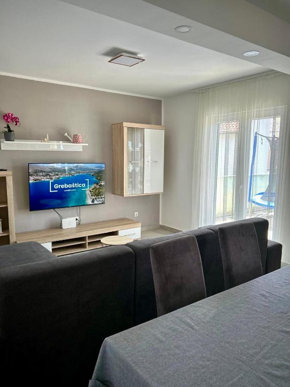 TV a/nebo společenská místnost v ubytování Apartment near sea ,,Brale'' - Galešnica