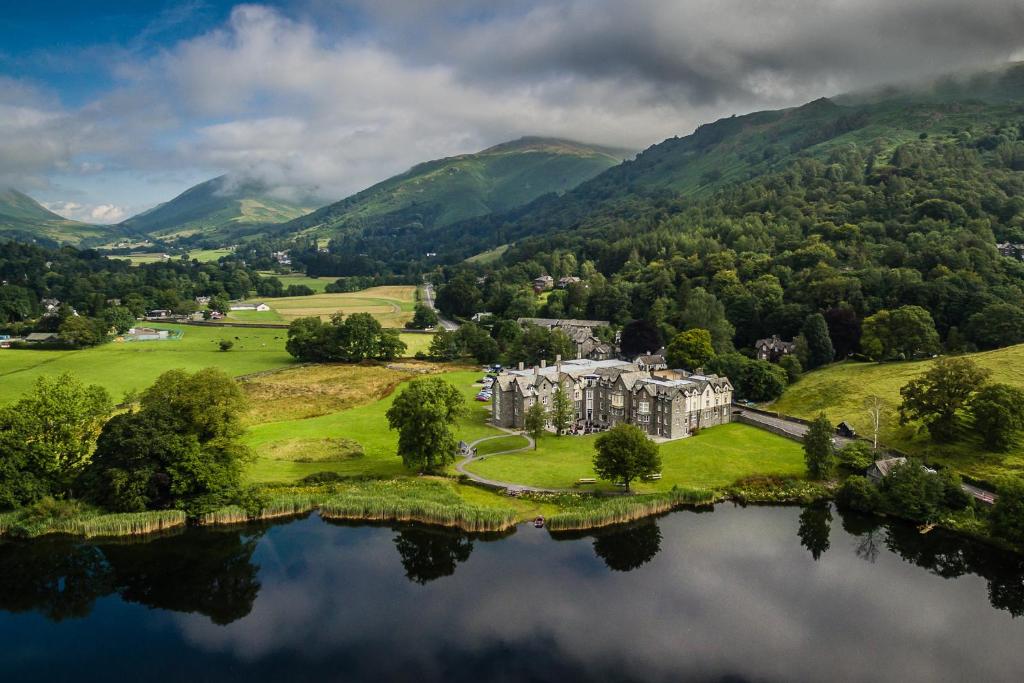 een luchtzicht op een herenhuis op een eiland in een meer bij The Daffodil Hotel & Spa in Grasmere