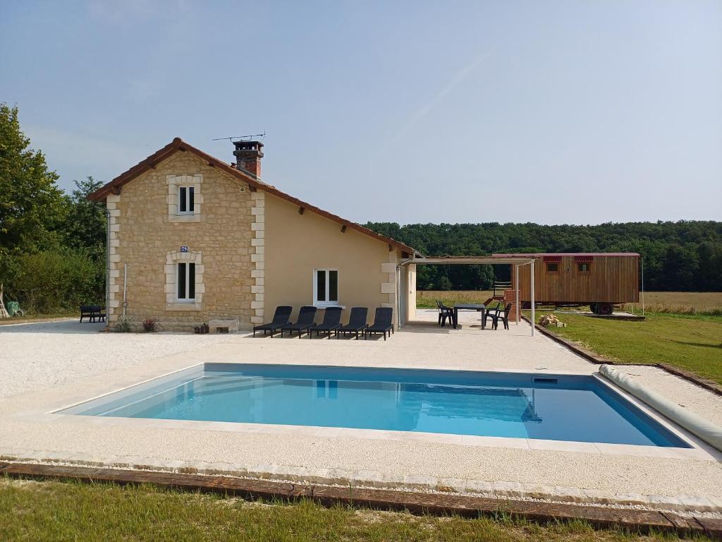 une piscine devant une maison dans l'établissement Maison typique et roulotte vue sur le château d'Hautefort, à Hautefort