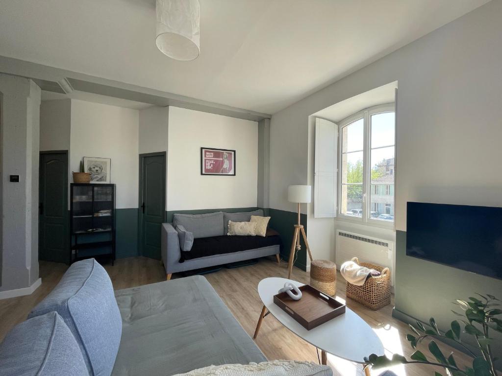 un salon avec un canapé et une table dans l'établissement Moulin Saint Remy, à Saint-Rémy-de-Provence