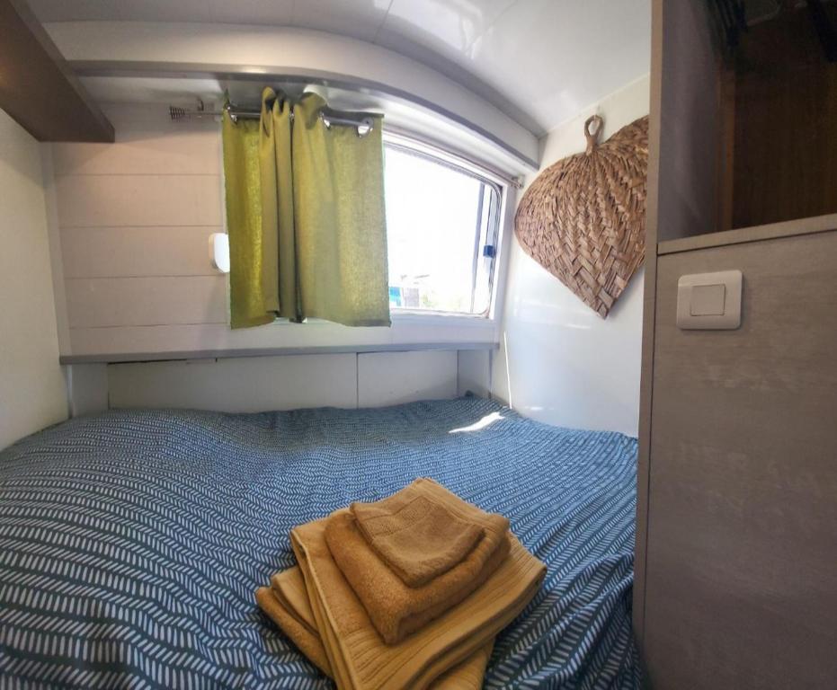 Voodi või voodid majutusasutuse Logement entier sur bateau toas