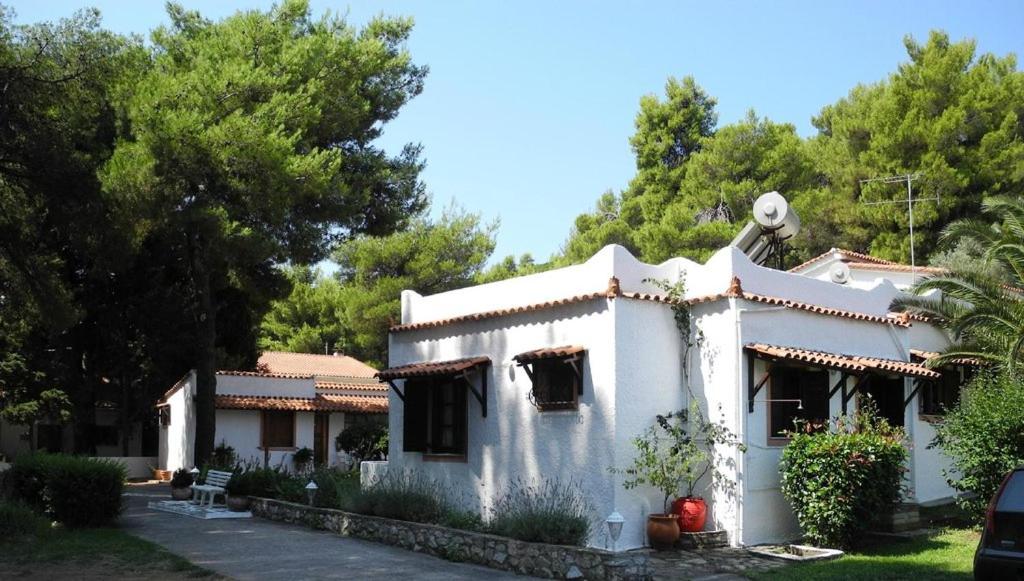 PARACHOS Trulos beach accomodation 500 metres from the sea