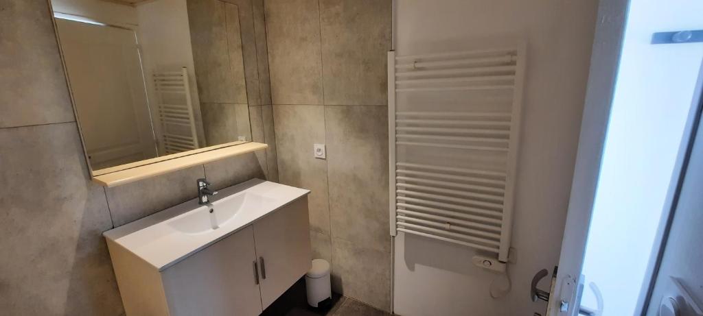Łazienka w obiekcie Gite 4 personnes avec piscine entre Saintes et Royan